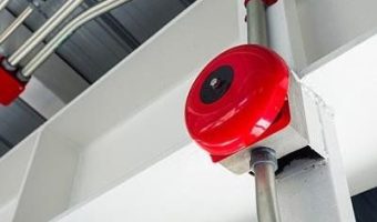 Dispositivo di segnalazione incendio installato a soffitto
