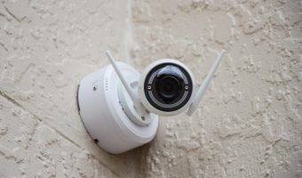 Telecamera di videosorveglianza installata a parete